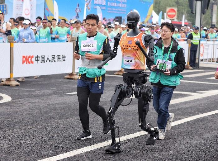 全球首个人形机器人半马在北京亦庄开跑